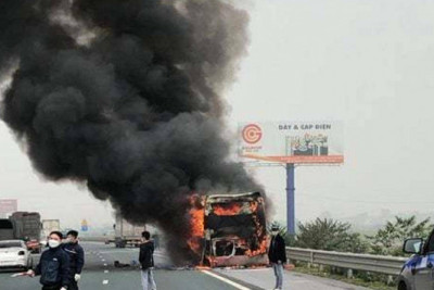 Ô tô khách tự bốc cháy ngùn ngụt trên cao tốc Pháp Vân-Cầu Giẽ