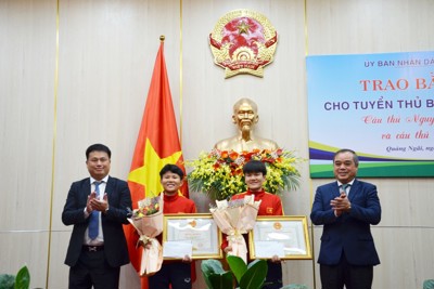 Quảng Ngãi: Tặng Bằng khen cho 2 tuyển thủ của đội bóng đá nữ quốc gia Việt Nam