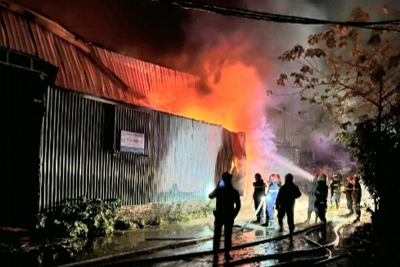 Hà Nội: Dập tắt đám cháy lớn tại kho chứa hàng ở đường Lĩnh Nam