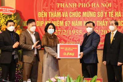 Bí thư Thành ủy Hà Nội Đinh Tiến Dũng thăm, chúc mừng Ngày Thầy thuốc Việt Nam