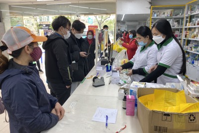 Hà Nội: Tấp nập người dân xếp hàng mua thuốc và kit test nhanh Covid-19