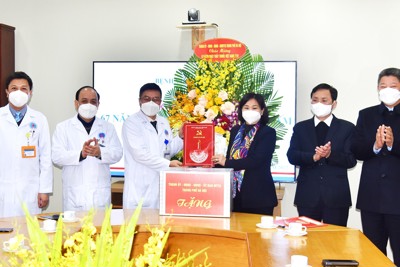 Lãnh đạo Hà Nội thăm, chúc mừng các bệnh viện nhân Ngày Thầy thuốc Việt Nam