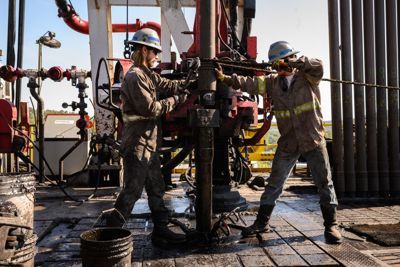 Giá dầu có thể vọt lên 120 USD nếu căng thẳng Nga-Ukraine leo thang