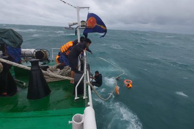 Quảng Ngãi: Cứu nạn thành công 9 ngư dân trên tàu cá bị chìm