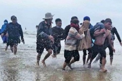 Hà Tĩnh: Ứng cứu kịp thời 14 ngư dân khi tàu bị sóng đánh chìm