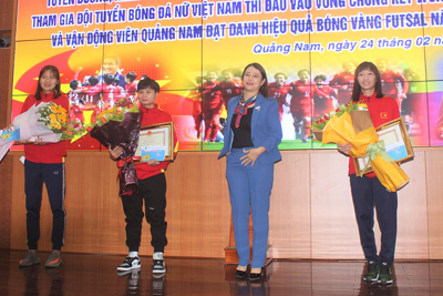 Quảng Nam tặng bằng khen cho 4 tuyển thủ bóng đá quốc gia 