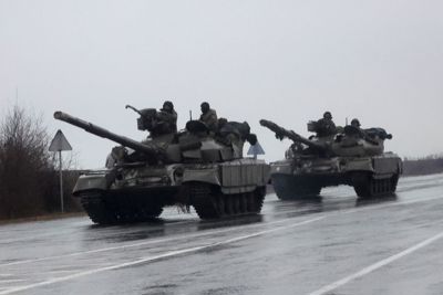 Xe quân sự Nga tiến vào Ukraine, Kiev nói Moscow chịu “tổn thất nặng nề”