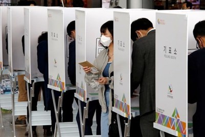 Cử tri bỏ phiếu sớm cho cuộc bầu cử Tổng thống Hàn Quốc 