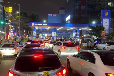 Hà Nội: Người dân đổ xô đi mua xăng trước giờ tăng giá "khủng"