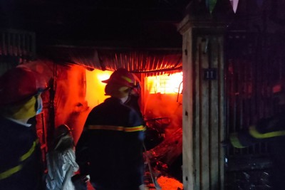 Hà Nội: Cảnh sát cứu thoát 3 người trong ngôi nhà cháy lúc rạng sáng