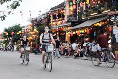Việt Nam mở cửa đón khách quốc tế, cổ phiếu du lịch có "cất cánh"?
