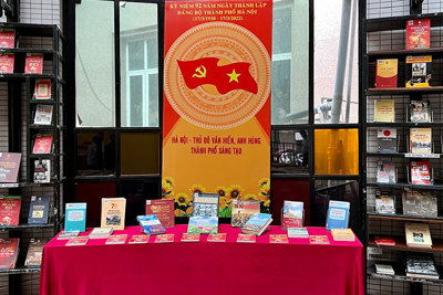 Trưng bày hơn 300 sách, báo kỷ niệm Ngày thành lập Đảng bộ Hà Nội