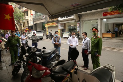 Ban Chỉ đạo 197 phường Quán Thánh xử lý điểm trông xe tự phát