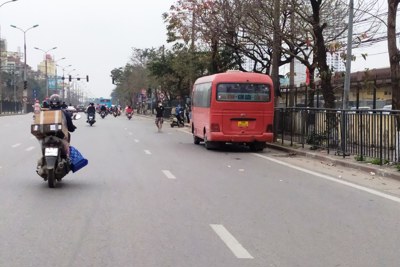 Tức mắt cảnh xe bỏ bến “vợt” khách dọc đường ở Hà Nội
