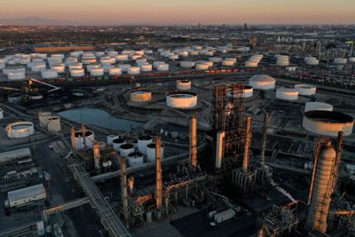 EU xem xét cấm vận dầu Nga, giá dầu vọt lên hơn 110 USD/thùng