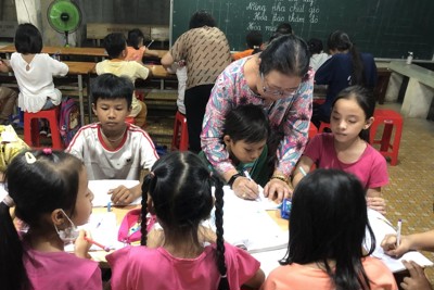 “Ngoại Thủy” và lớp học mang con chữ đến trẻ em xóm nghèo quận 2