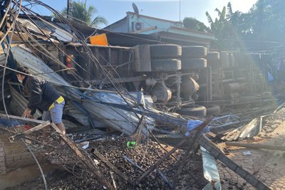 Bình Phước: Đang ăn sáng, 8 người bị xe tải lật ngang, đè trúng