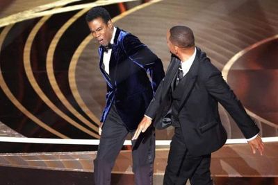 Hi hữu giải Oscar 2022: Will Smith tát MC rồi bật khóc khi nhận tượng vàng
