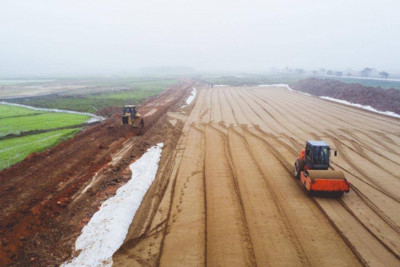 Cao tốc Bắc-Nam phía Đông vẫn thiếu hơn 6 triệu m3 vật liệu đất đắp