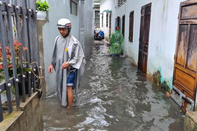 Mưa lớn khiến nhiều nơi ở Quảng Ngãi, Bình Định bị ngập sâu