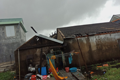 Thừa Thiên Huế: Mưa lớn, lốc xoáy làm hàng chục ngôi nhà tốc mái