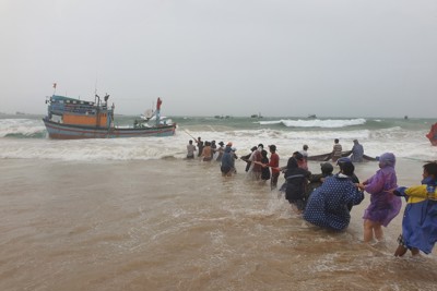 Hàng chục tàu cá Nam Trung Bộ gặp nạn vì mưa to, sóng lớn