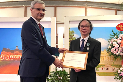 NSND Đặng Nhật Minh nhận Huân chương Hiệp sĩ Văn học Nghệ thuật của Pháp