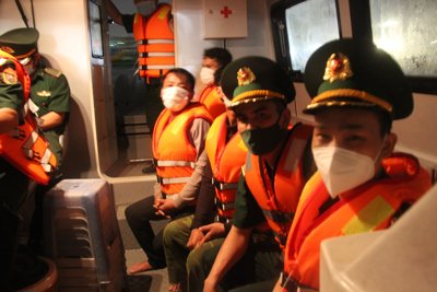 Bình Định: Cứu 3 ngư dân Phú Yên lênh đênh nhiều giờ trên biển