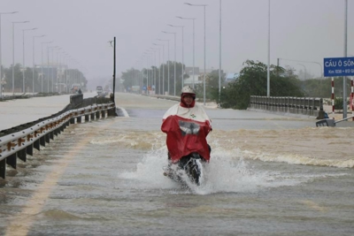 Thủ tướng: Tập trung khắc phục hậu quả mưa lũ bất thường tại miền Trung 