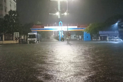 Ảnh: Đường phố Đà Nẵng "biến thành sông" trong đêm sau mưa lớn