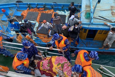 Quảng Ngãi: Vượt sóng lớn đưa ngư dân vào bờ cấp cứu