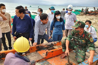 Trục vớt hàng trăm tàu thuyền bị chìm do mưa dông lốc xoáy tại miền Trung