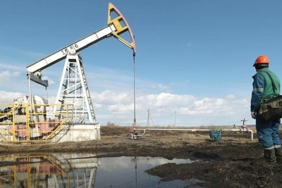 Giá xăng dầu tăng mạnh bất chấp IEA mở kho dự trữ 120 triệu thùng dầu