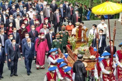 Chủ tịch nước Nguyễn Xuân Phúc dâng hương tưởng nhớ các vua Hùng