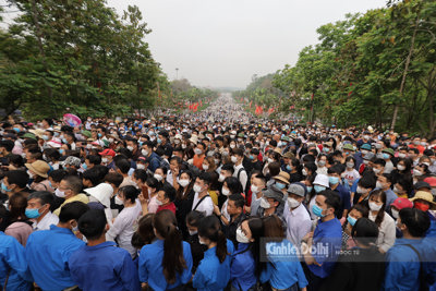 Hàng nghìn du khách chen chúc về dâng hương tại đền Hùng