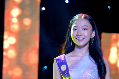 Nữ sinh 10 năm là lớp trưởng đi thi Hoa hậu quốc tế