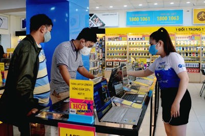 Thị trường laptop: Nguồn hàng dồi dào, siêu thị giảm giá