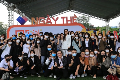 Hoa hậu Đỗ Thị Hà rạng rỡ cùng sinh viên Thủ đô tại Sóng Festival