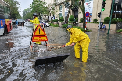 Công nhân thoát nước kịp thời khơi thông dòng chảy, chống ngập cho Thủ đô