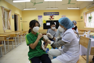 [Ảnh] Tiêm phòng vaccine Covid-19 cho học sinh lớp 6 tại quận Ba Đình