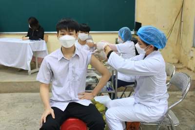 Ứng Hoà: Phụ huynh phối hợp trong khám, tiêm vaccine cho 998 học sinh lớp 6