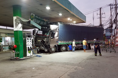 Xe tải va chạm xe container, tông sập hai trụ bơm trong cây xăng