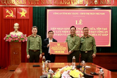 Trao tặng 1 tỷ đồng tôn tạo khu lưu niệm ở Bắc Giang