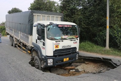 “Hố tử thần” suýt nuốt chửng xe tải trên đường Võ Chí Công