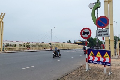 Quảng Trị: Xôn xao chuyện trang trí cây cầu ở trung tâm TP Đông Hà