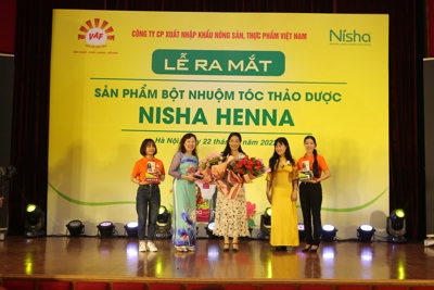 Ra mắt bột nhuộm tóc thảo dược Nisha Henna