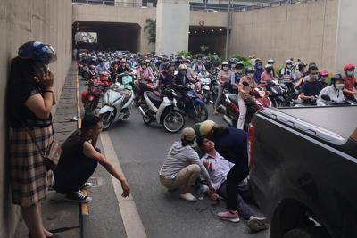 Hà Nội: Va chạm với xe bán tải, một người bị thương, giao thông ùn tắc