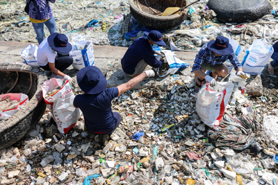 Quan chức Tổng Lãnh sự Hoa Kỳ tham gia nhặt rác bảo vệ môi trường 