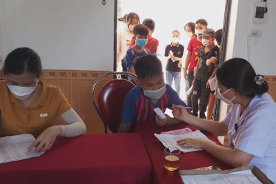 Hà Tĩnh: Tập trung tiêm vaccine Moderna cho trẻ em 11 tuổi