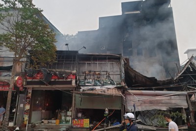 Hà Nội: Cháy lớn tại cửa hàng lốp ô tô lúc rạng sáng 